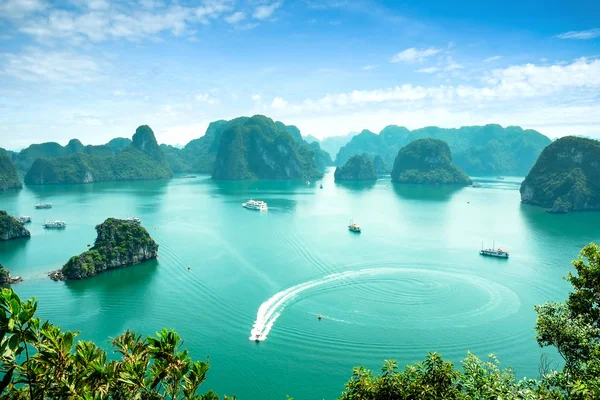 Halong Bay in Vietnam — Stock Photo, Image