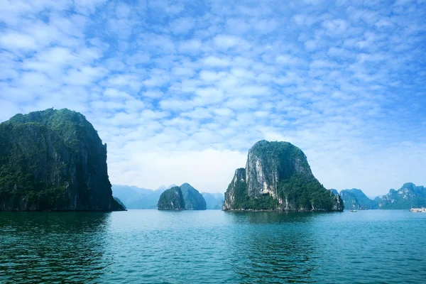 Baía de Halong, no Vietname. Património Mundial da Unesco. Lugar mais popular em Vietnam . — Fotografia de Stock