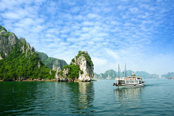 Bahía Halong en Vietnam. Unesco Patrimonio de la Humanidad. El lugar más popular en Vietnam . — Foto de Stock