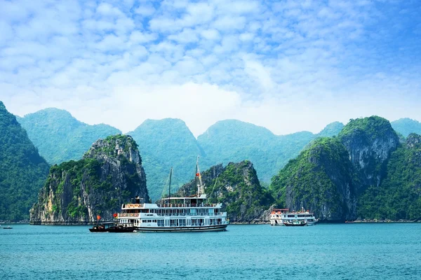 Halong Bay, Vietnam. UNESCO Világörökség része. A legnépszerűbb hely Vietnamban. — Stock Fotó