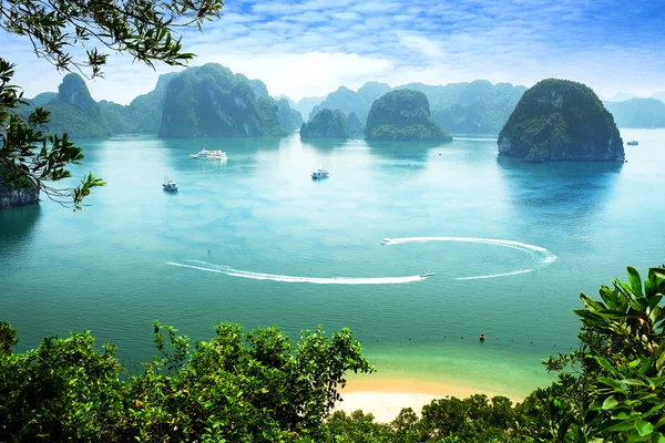 Halong Bay w Wietnamie. Światowego Dziedzictwa UNESCO. Najbardziej popularnym miejscem w Wietnamie. — Zdjęcie stockowe