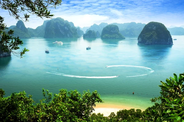 Halong Bay, Vietnam. UNESCO Világörökség része. A legnépszerűbb hely Vietnamban. — Stock Fotó