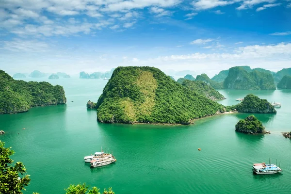 Halong Bay in Vietnam. Patrimonio mondiale dell'Unesco. Luogo più popolare in Vietnam . — Foto Stock