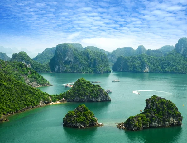 Halong Bay, Vietnam. UNESCO Világörökség része. A legnépszerűbb hely Vietnamban. — Stock Fotó