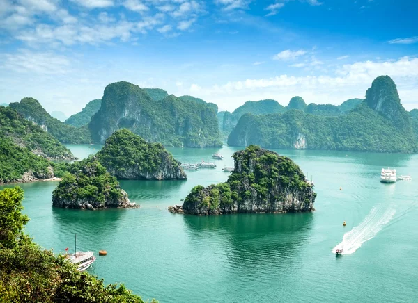 Halong Bay in Vietnam. Patrimonio mondiale dell'Unesco. Luogo più popolare in Vietnam . — Foto Stock