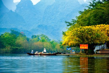 Yen akışı Huong pagoda Güz, Hanoi, Vietnam için yolda