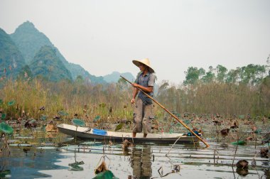 geleneksel kostüm kürek tekne üzerinde 29 Kasım 2013 longozun Hanoi, Vietnam için.