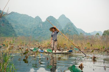 geleneksel kostüm kürek tekne üzerinde 29 Kasım 2013 longozun Hanoi, Vietnam için.