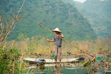 geleneksel kostüm kürek tekne üzerinde 29 Kasım 2013 longozun Hanoi, Vietnam için.