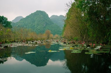 Yen akışı Huong pagoda Güz, Hanoi, Vietnam için yolda.