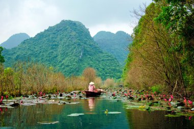 Yen akışı Huong pagoda Güz, Hanoi, Vietnam için yolda.