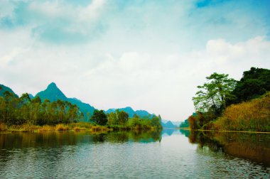 Yen akışı Huong pagoda Güz, Hanoi, Vietnam için yolda.