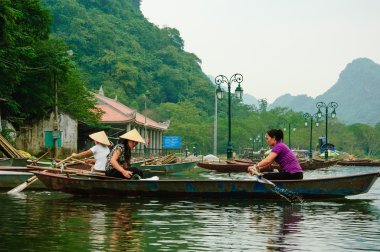 geleneksel kostüm kürek tekne üzerinde 29 Kasım 2013 longozun Hanoi, Vietnam için.