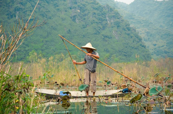 geleneksel kostüm kürek tekne üzerinde 29 Kasım 2013 longozun Hanoi, Vietnam için.