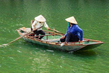 19 Nisan 2014 yılında Tam Coc, Ninh binh, Vietnam, turist tekneleri mağara.