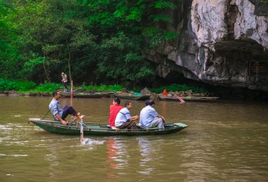 19 Nisan 2014 yılında Tam Coc, Ninh binh, Vietnam, turist tekneleri mağara.