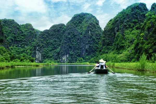 Caverna barcos turísticos em abril 19, 2014 em Tam Coc, Ninh binh, Vietnã . — Fotografia de Stock