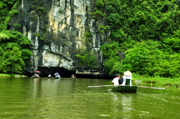 Grotta barche turistiche al 19 aprile 2014 in Tam Coc, Ninh binh, Vietnam . — Foto Stock