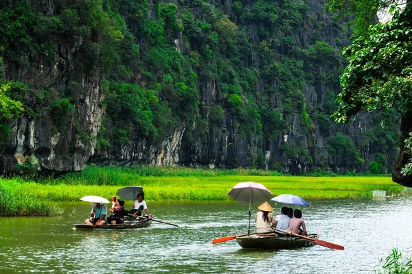 Caverna barcos turísticos em abril 19, 2014 em Tam Coc, Ninh binh, Vietnã . — Fotografia de Stock