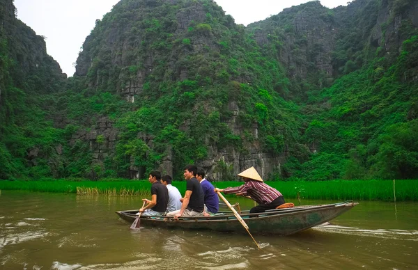 Caverna barcos turísticos em abril 19, 2014 em Tam Coc, Ninh binh, Vietnã . — Fotografia de Stock