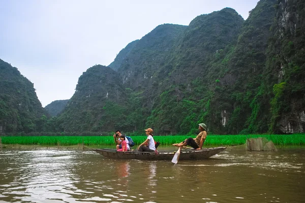 Caverna barcos turísticos em abril 19, 2014 em Tam Coc, Ninh binh, Vietnã . — Fotografia de Stock