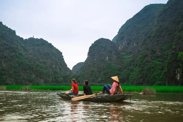 2014 年 4 月 19 日の Tam Coc、ニンビン、ベトナムで観光船を洞窟します。. — ストック写真