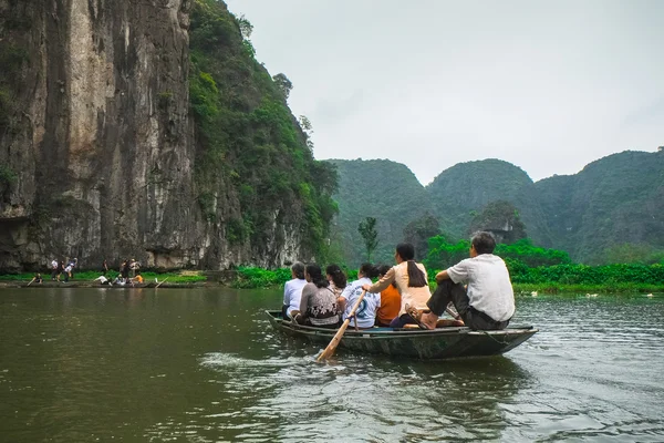 Caverna barcos turísticos em abril 19, 2014 em Tam Coc, Ninh binh, Vietnã . — Fotografia de Stock