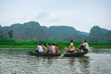 19 Nisan 2014 yılında Tam Coc, Ninh binh, Vietnam, turist tekneleri mağara.