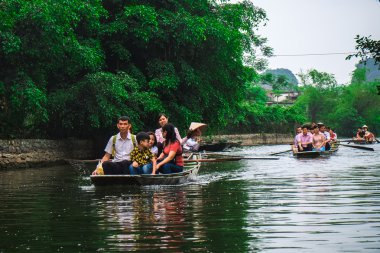 19 Nisan 2014 yılında Tam Coc, Ninh binh, Vietnam, turist tekneleri mağara.