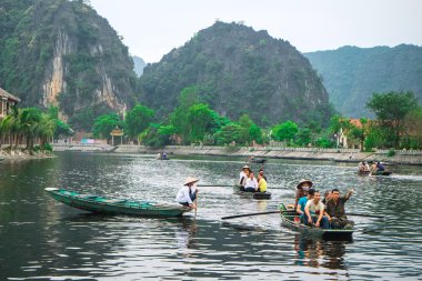 19 Nisan 2014 yılında Tam Coc, Ninh binh, Vietnam, turist tekneleri mağara.