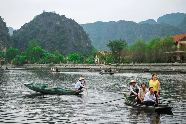2014 年 4 月 19 日の Tam Coc、ニンビン、ベトナムで観光船を洞窟します。. — ストック写真