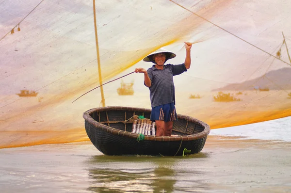 Рыбак, работавший ранним утром 24 июля 2013 года в Куанг Наме, Вьетнам . — стоковое фото