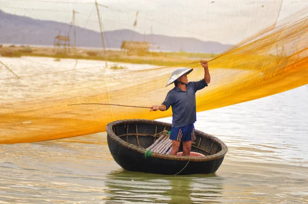 Pêcheur travaillant tôt le matin au 24 juillet 2013 à Quang Nam, Vietnam . — Photo