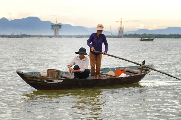 Uomo di pesca che lavora al mattino presto al 24 luglio 2013 a Quang Nam, Vietnam . — Foto Stock