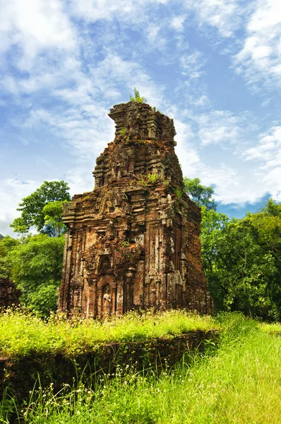 Restos de templos-torre hindus no Santuário do Meu Filho, Patrimônio Mundial da UNESCO no Vietnã . — Fotografia de Stock