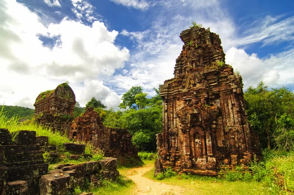 Restos de templos-torre hindúes en Mi Hijo Santuario, Patrimonio de la Humanidad por la UNESCO en Vietnam . —  Fotos de Stock