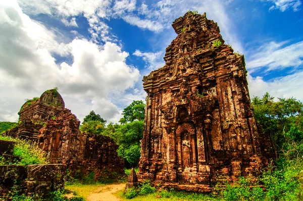 Остатки индуистских башен-храмов в святилище My Son, внесенном в список Всемирного наследия ЮНЕСКО во Вьетнаме . — стоковое фото