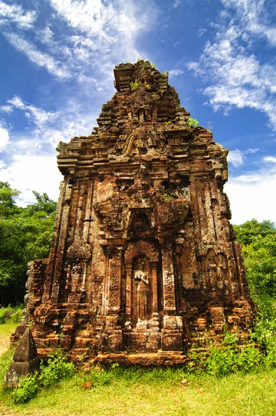 Hindu toronytemplomok maradványai a My Son Menedéknél, az UNESCO Világörökség része Vietnamban. — Stock Fotó