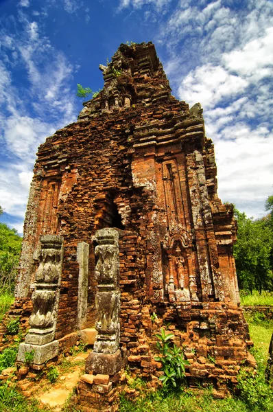 Restos de templos-torre hindus no Santuário do Meu Filho, Patrimônio Mundial da UNESCO no Vietnã . — Fotografia de Stock