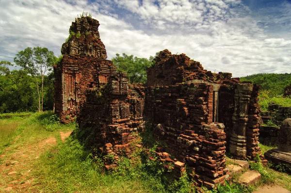 Hindu toronytemplomok maradványai a My Son Menedéknél, az UNESCO Világörökség része Vietnamban. — Stock Fotó