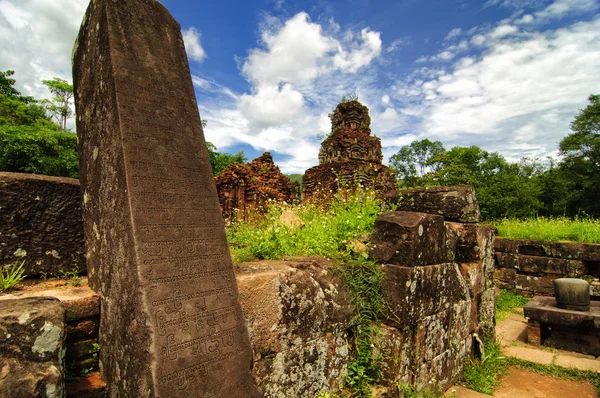 Restos de templos-torre hindus no Santuário do Meu Filho, Patrimônio Mundial da UNESCO no Vietnã . — Fotografia de Stock