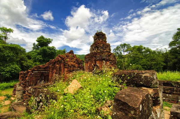 Hindu toronytemplomok maradványai a My Son Menedéknél, az UNESCO Világörökség része Vietnamban. — Stock Fotó