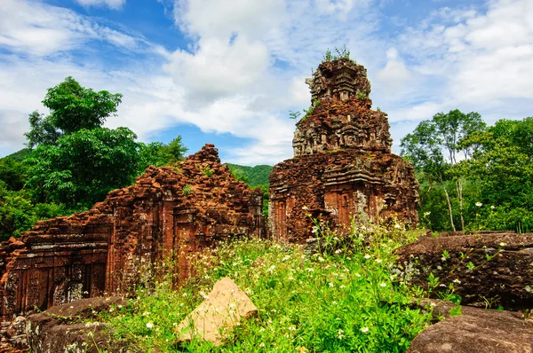 Hindu toronytemplomok maradványai a My Son Menedéknél, az UNESCO Világörökség része Vietnamban. — Stock Fotó