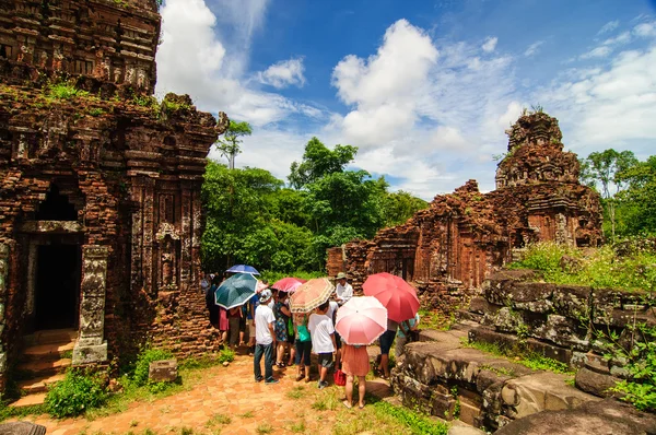 Hindu toronytemplomok maradványai a My Son Menedéknél, az UNESCO Világörökség része Vietnamban. — Stock Fotó