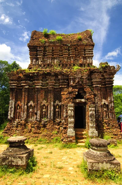 Resten van Hindoe toren-tempels in My Son Sanctuary, een UNESCO World Heritage site in Vietnam. — Stockfoto
