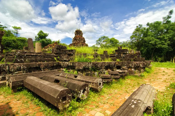 Остатки индуистских башен-храмов в святилище My Son, внесенном в список Всемирного наследия ЮНЕСКО во Вьетнаме . — стоковое фото