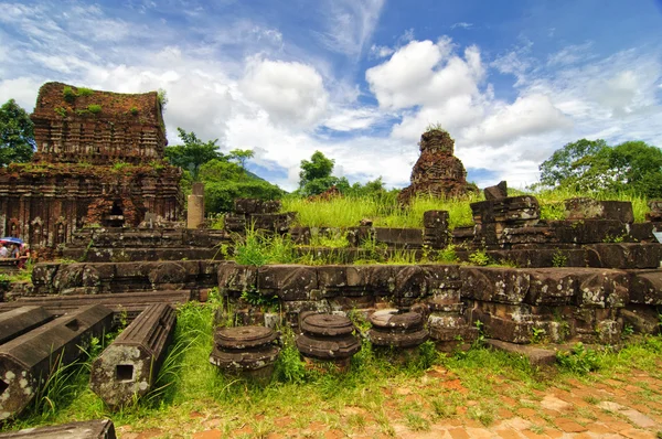 Restos de templos-torre hindúes en Mi Hijo Santuario, Patrimonio de la Humanidad por la UNESCO en Vietnam . —  Fotos de Stock