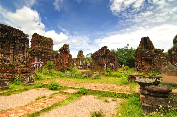 Restos de templos-torre hindus no Santuário do Meu Filho, Patrimônio Mundial da UNESCO no Vietnã . — Fotografia de Stock