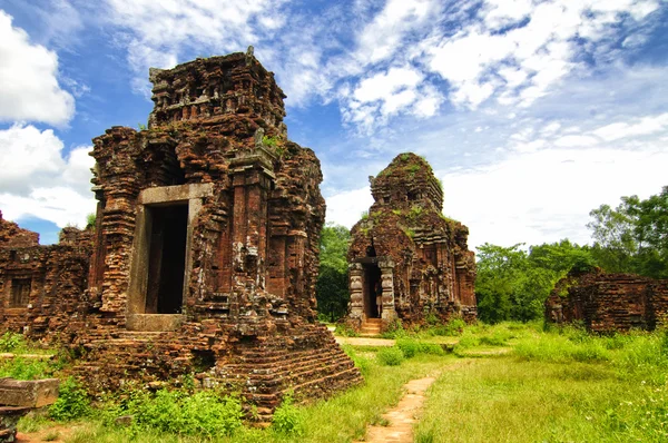 Restos de templos-torre hindus no Santuário do Meu Filho, Patrimônio Mundial da UNESCO no Vietnã . — Fotografia de Stock