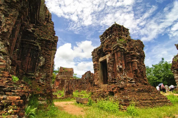 Restos de templos-torre hindus no Santuário do Meu Filho, Patrimônio Mundial da UNESCO no Vietnã . — Fotografia de Stock